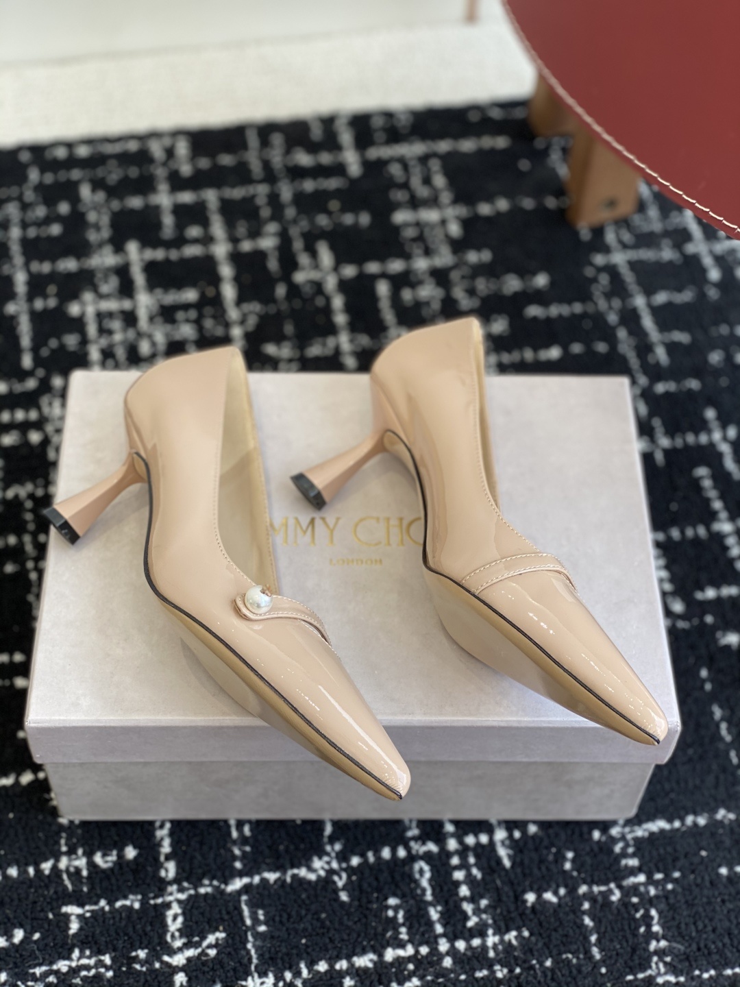 代购级
Jimmy Choo JC新款漆皮水晶珍珠系列单鞋
品质优越,优雅知性 低调不失华丽,性感又不