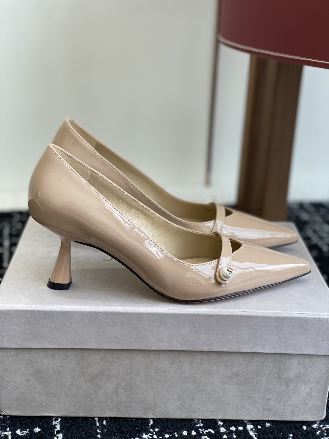 代购级
Jimmy Choo JC新款漆皮水晶珍珠系列单鞋
品质优越,优雅知性 低调不失华丽,性感又不