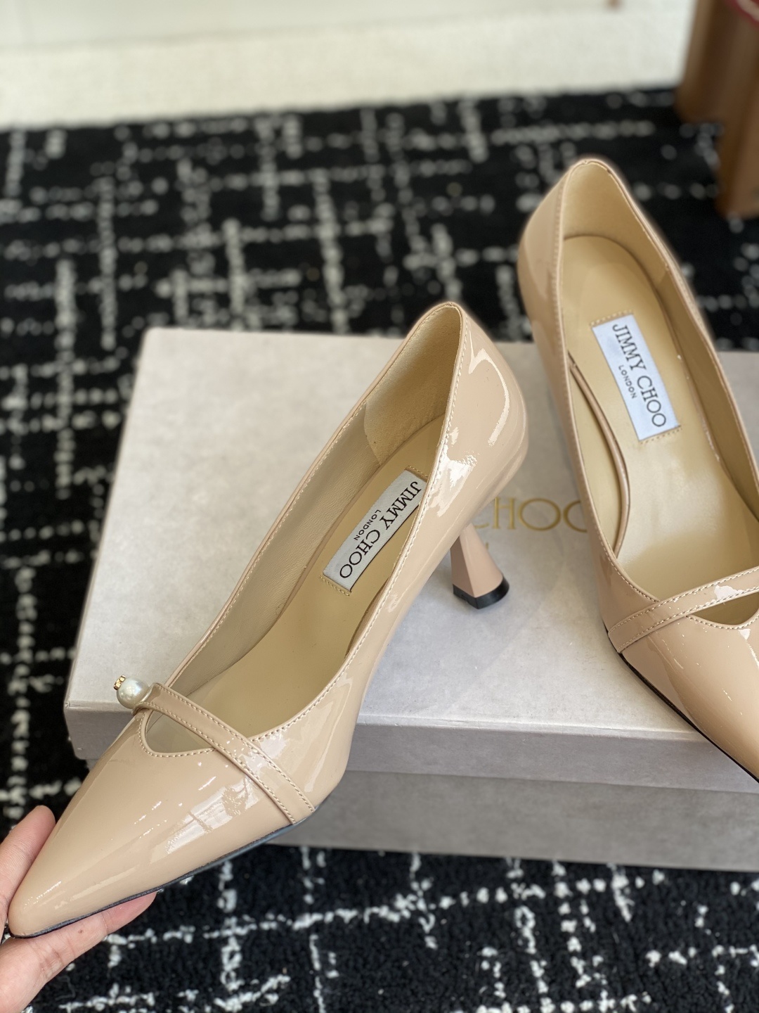 代购级
Jimmy Choo JC新款漆皮水晶珍珠系列单鞋
品质优越,优雅知性 低调不失华丽,性感又不