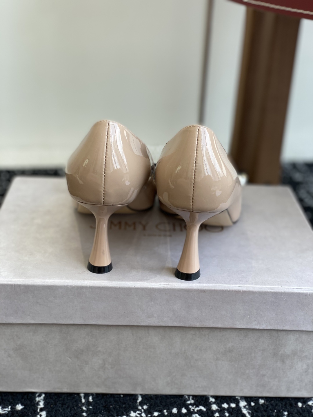 代购级
Jimmy Choo JC新款漆皮水晶珍珠系列单鞋
品质优越,优雅知性 低调不失华丽,性感又不