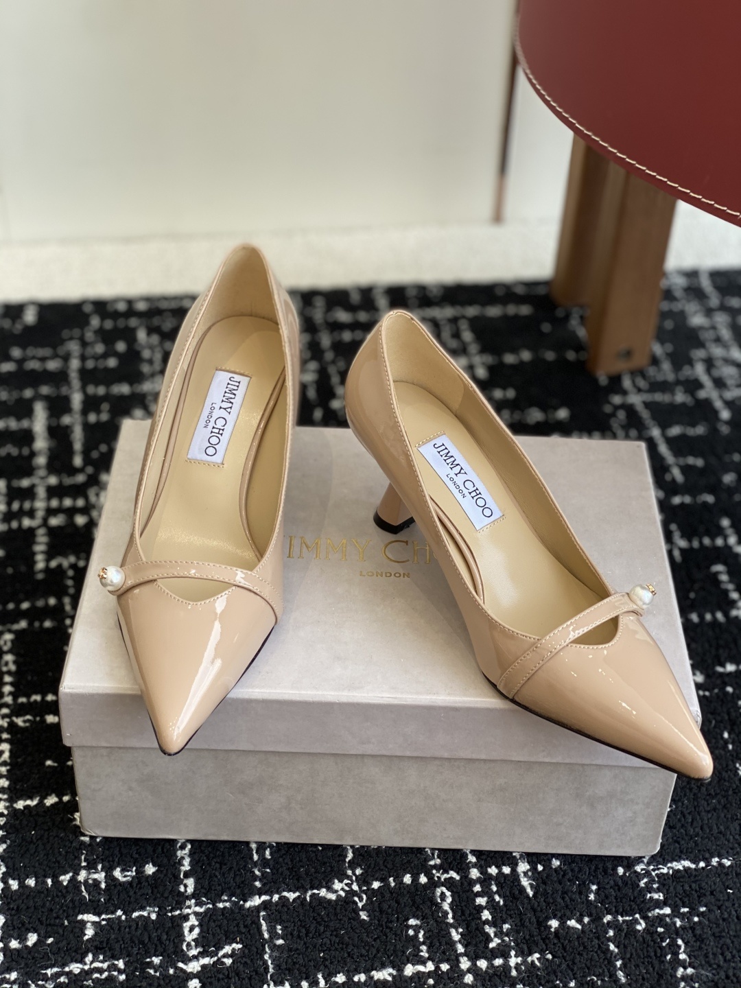 代购级
Jimmy Choo JC新款漆皮水晶珍珠系列单鞋
品质优越,优雅知性 低调不失华丽,性感又不