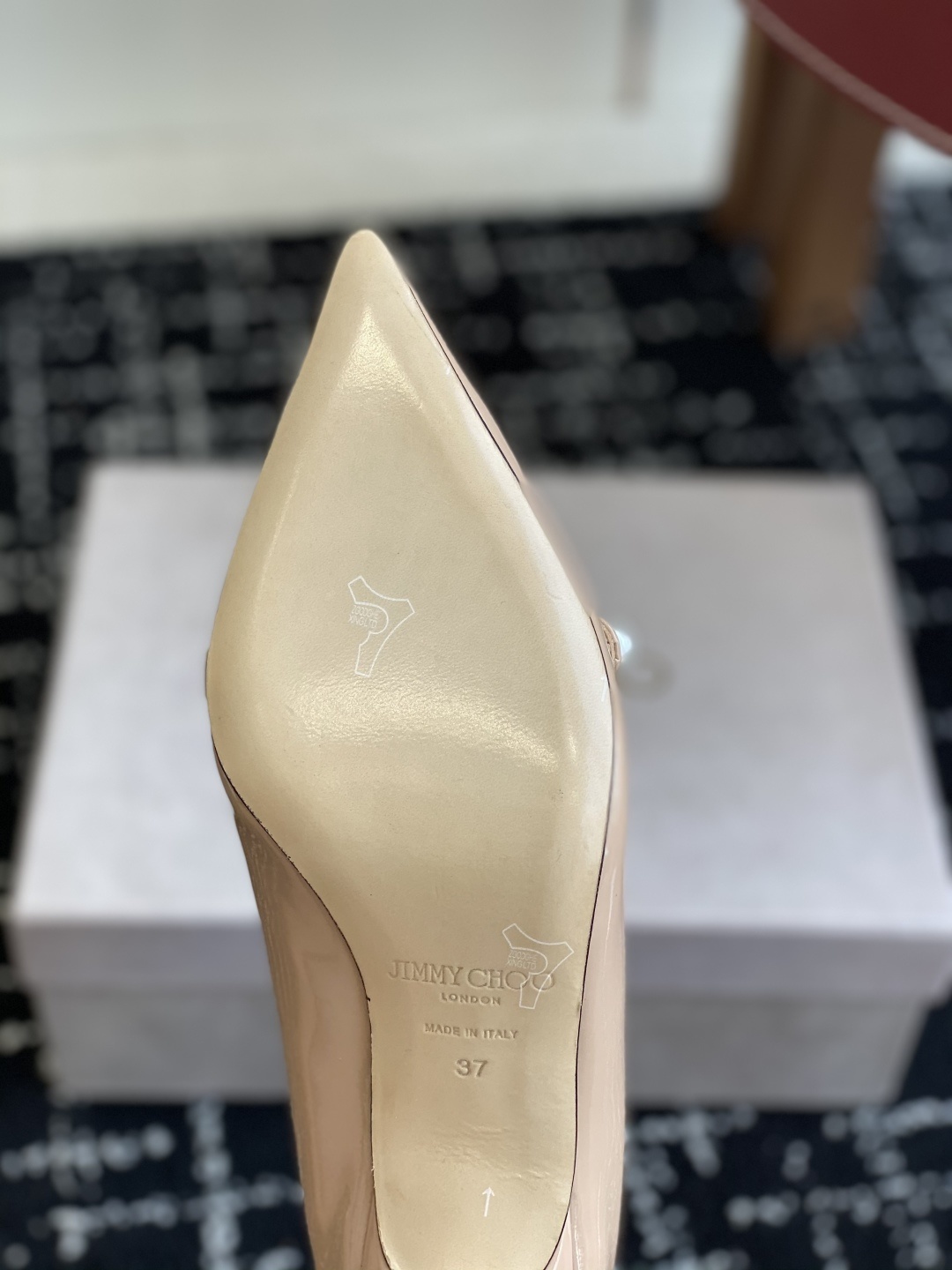 代购级
Jimmy Choo JC新款漆皮水晶珍珠系列单鞋
品质优越,优雅知性 低调不失华丽,性感又不