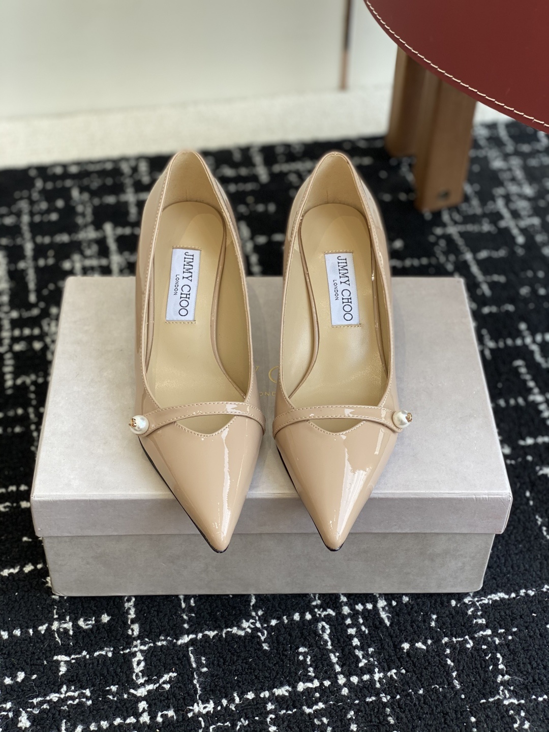 代购级
Jimmy Choo JC新款漆皮水晶珍珠系列单鞋
品质优越,优雅知性 低调不失华丽,性感又不