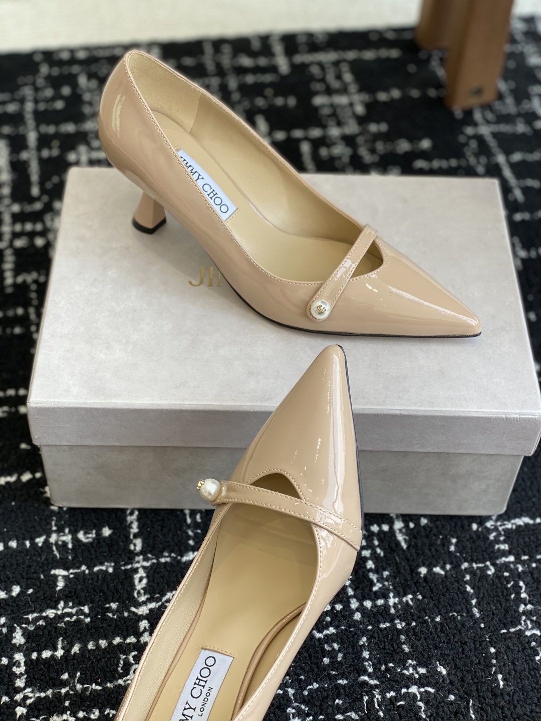 代购级
Jimmy Choo JC新款漆皮水晶珍珠系列单鞋
品质优越,优雅知性 低调不失华丽,性感又不