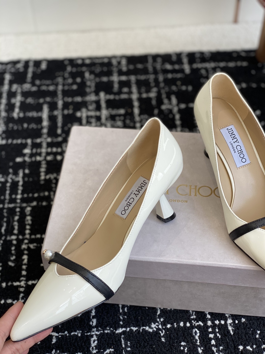 代购级
Jimmy Choo JC新款漆皮水晶珍珠系列单鞋
品质优越,优雅知性 低调不失华丽,性感又不