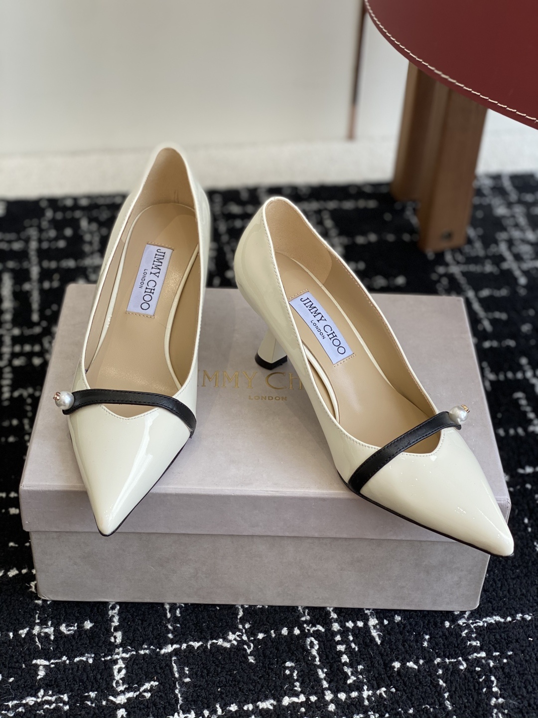 代购级
Jimmy Choo JC新款漆皮水晶珍珠系列单鞋
品质优越,优雅知性 低调不失华丽,性感又不