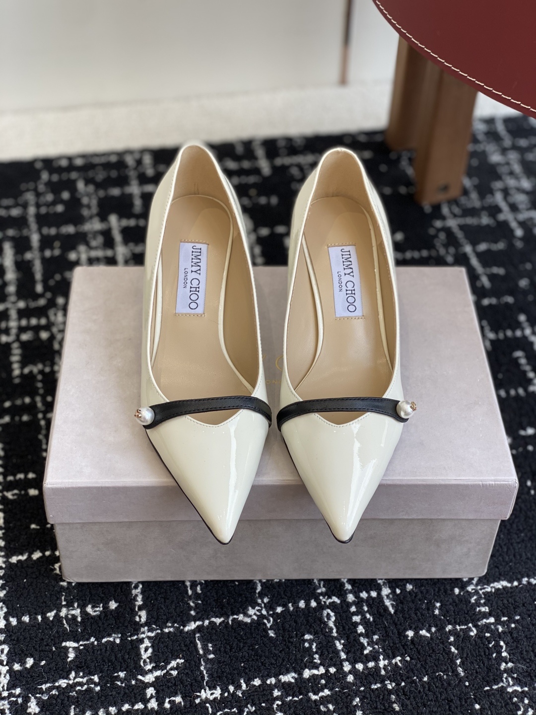 代购级
Jimmy Choo JC新款漆皮水晶珍珠系列单鞋
品质优越,优雅知性 低调不失华丽,性感又不
