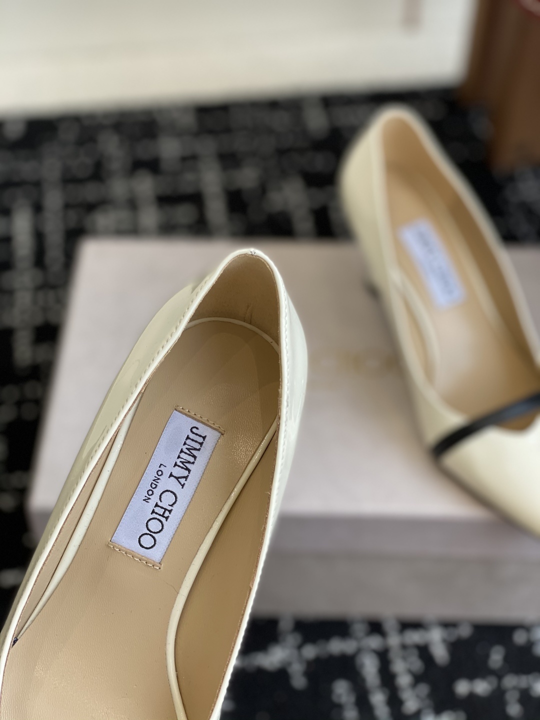 代购级
Jimmy Choo JC新款漆皮水晶珍珠系列单鞋
品质优越,优雅知性 低调不失华丽,性感又不