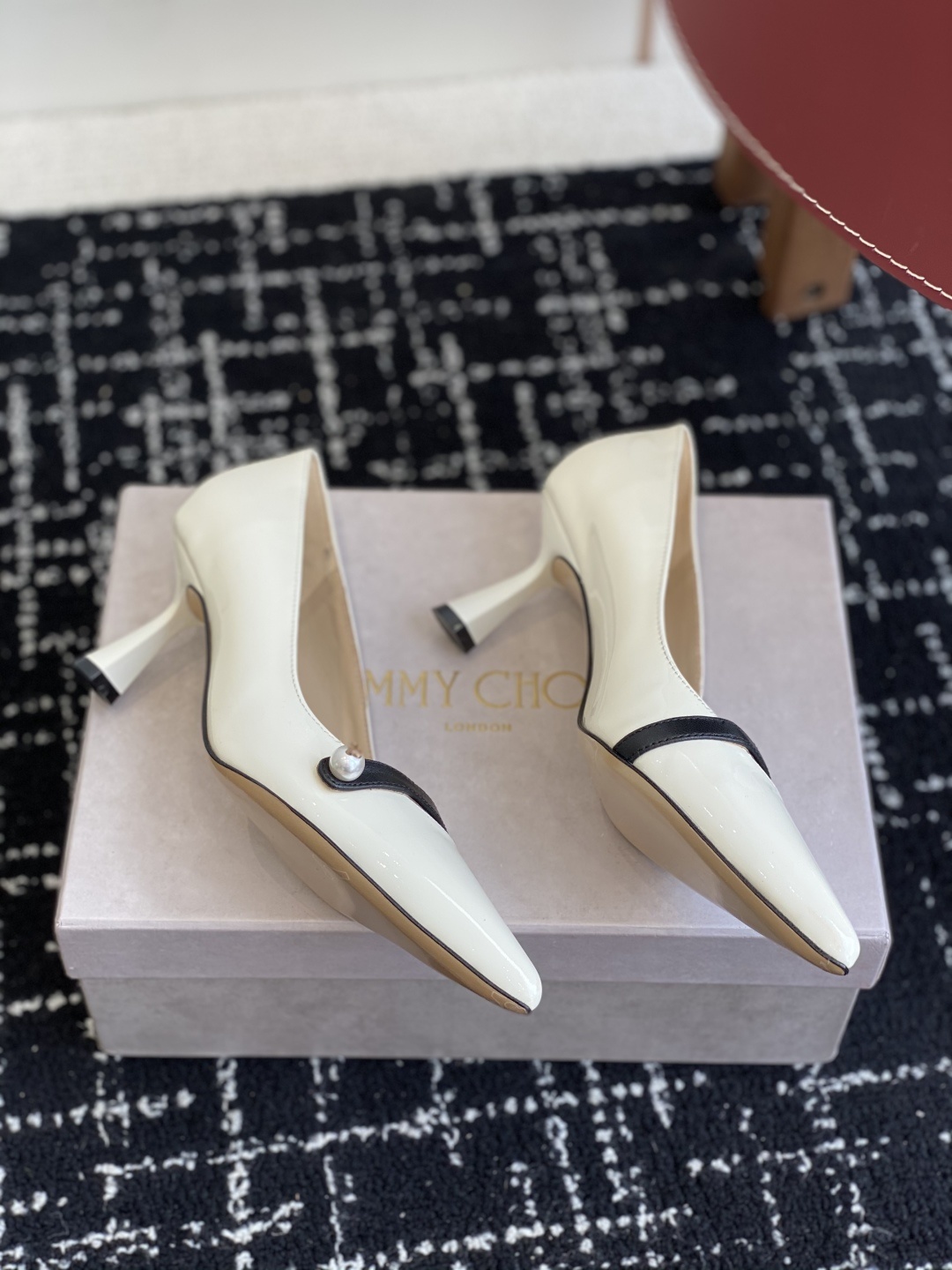 代购级
Jimmy Choo JC新款漆皮水晶珍珠系列单鞋
品质优越,优雅知性 低调不失华丽,性感又不