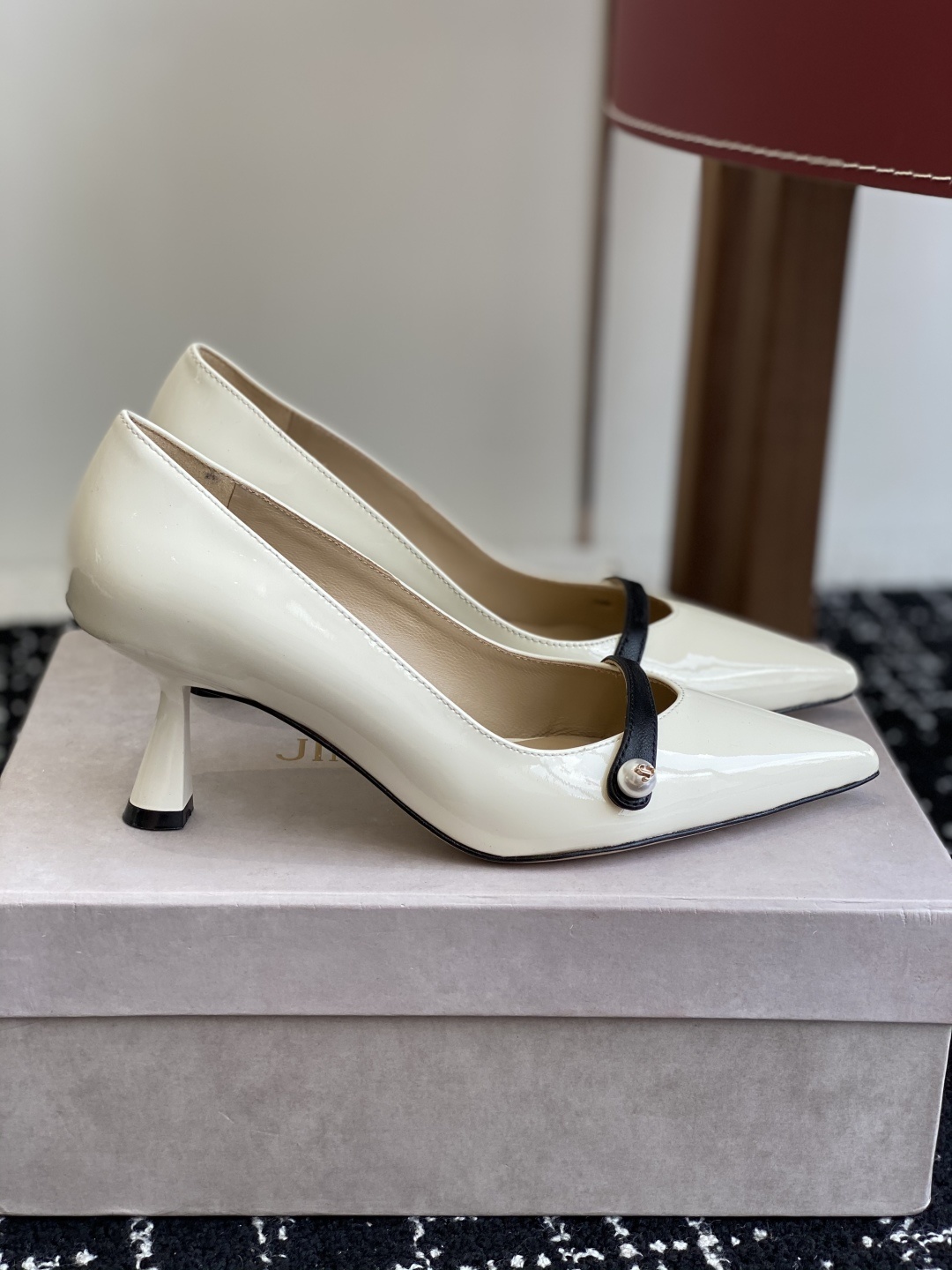 代购级
Jimmy Choo JC新款漆皮水晶珍珠系列单鞋
品质优越,优雅知性 低调不失华丽,性感又不