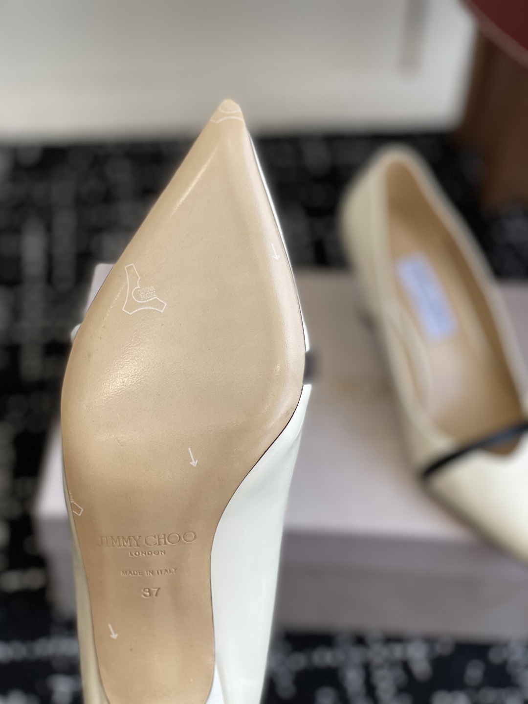 代购级
Jimmy Choo JC新款漆皮水晶珍珠系列单鞋
品质优越,优雅知性 低调不失华丽,性感又不