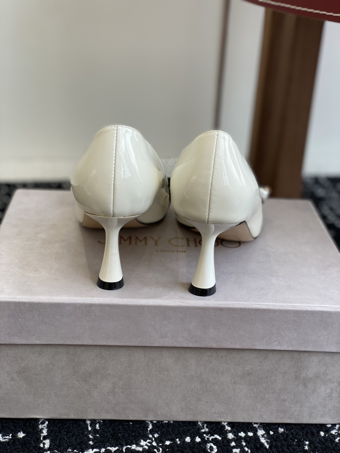 代购级
Jimmy Choo JC新款漆皮水晶珍珠系列单鞋
品质优越,优雅知性 低调不失华丽,性感又不
