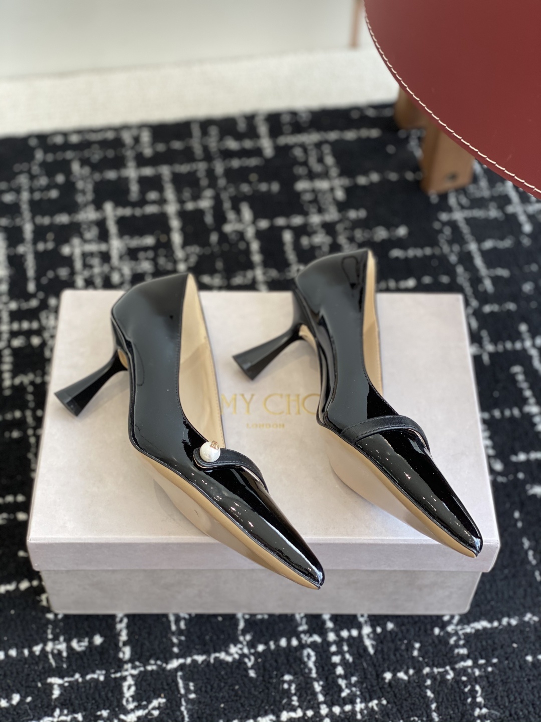 代购级
Jimmy Choo JC新款漆皮水晶珍珠系列单鞋
品质优越,优雅知性 低调不失华丽,性感又不