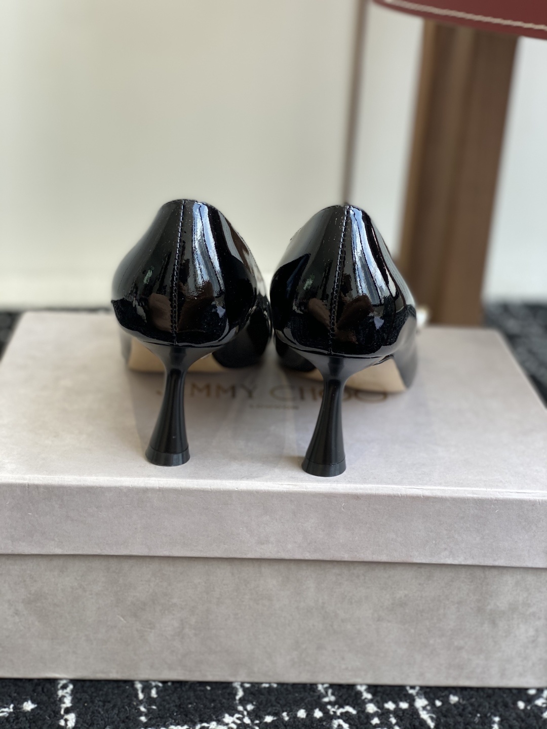 代购级
Jimmy Choo JC新款漆皮水晶珍珠系列单鞋
品质优越,优雅知性 低调不失华丽,性感又不