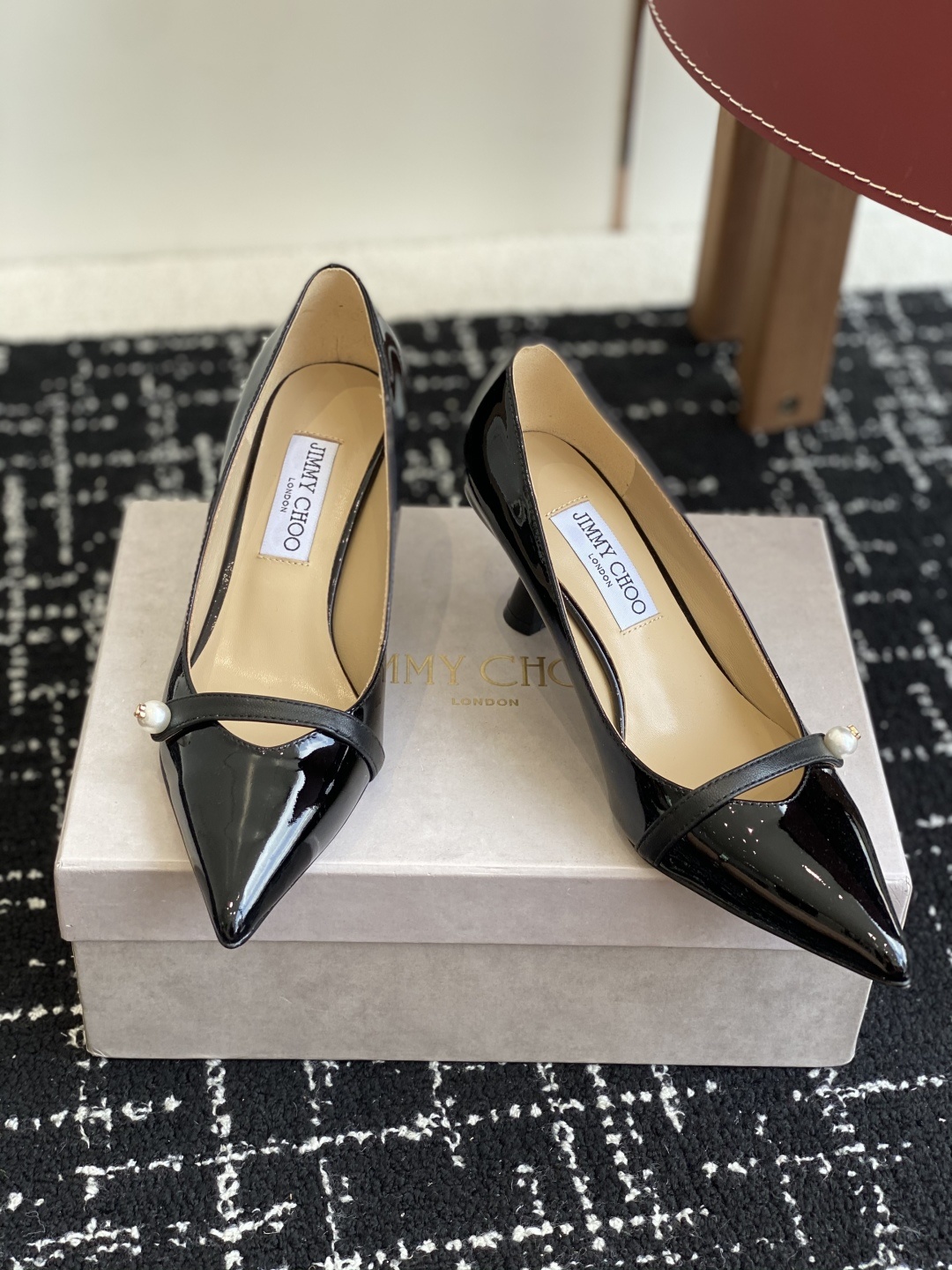 代购级
Jimmy Choo JC新款漆皮水晶珍珠系列单鞋
品质优越,优雅知性 低调不失华丽,性感又不