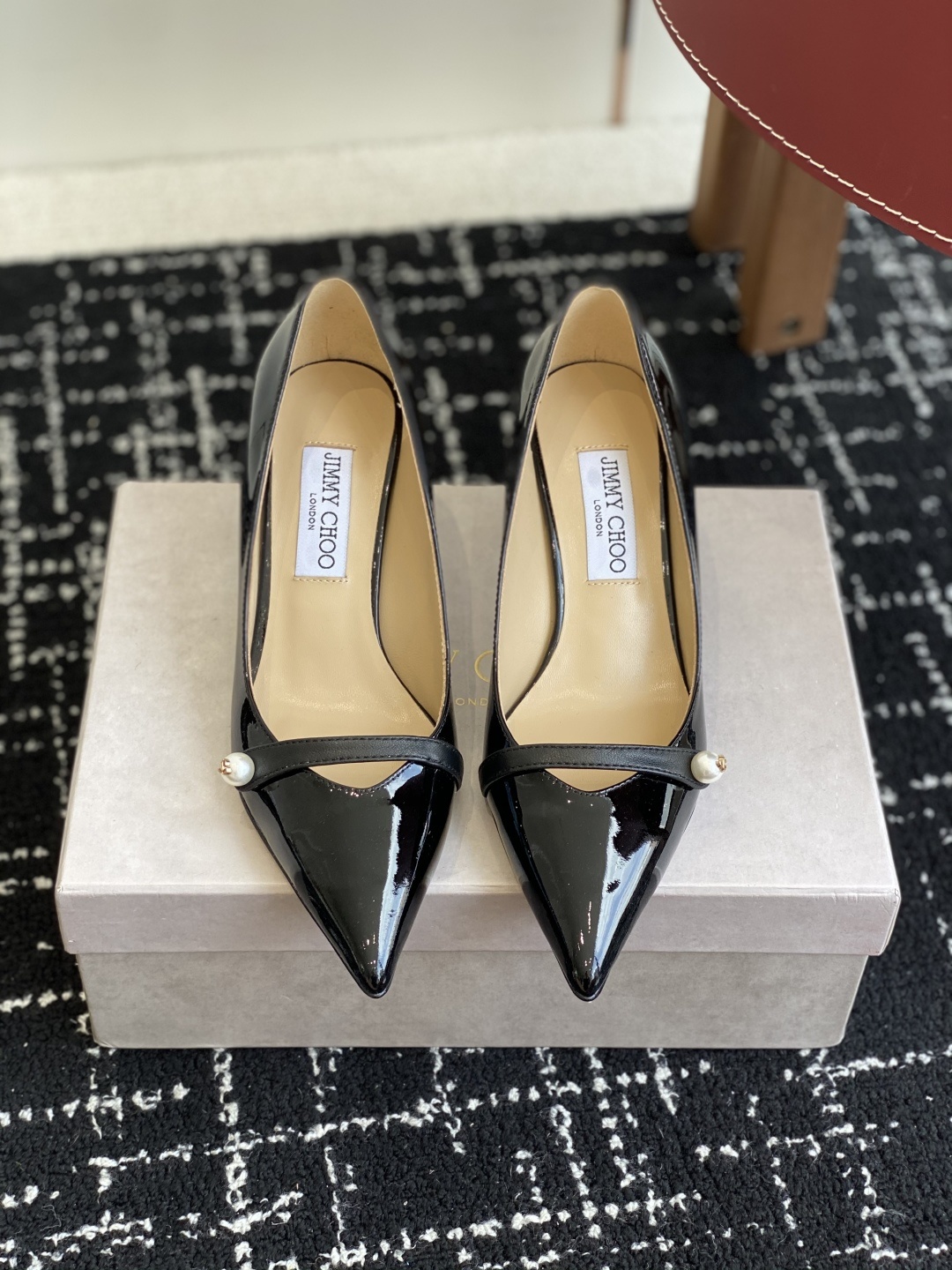 代购级
Jimmy Choo JC新款漆皮水晶珍珠系列单鞋
品质优越,优雅知性 低调不失华丽,性感又不
