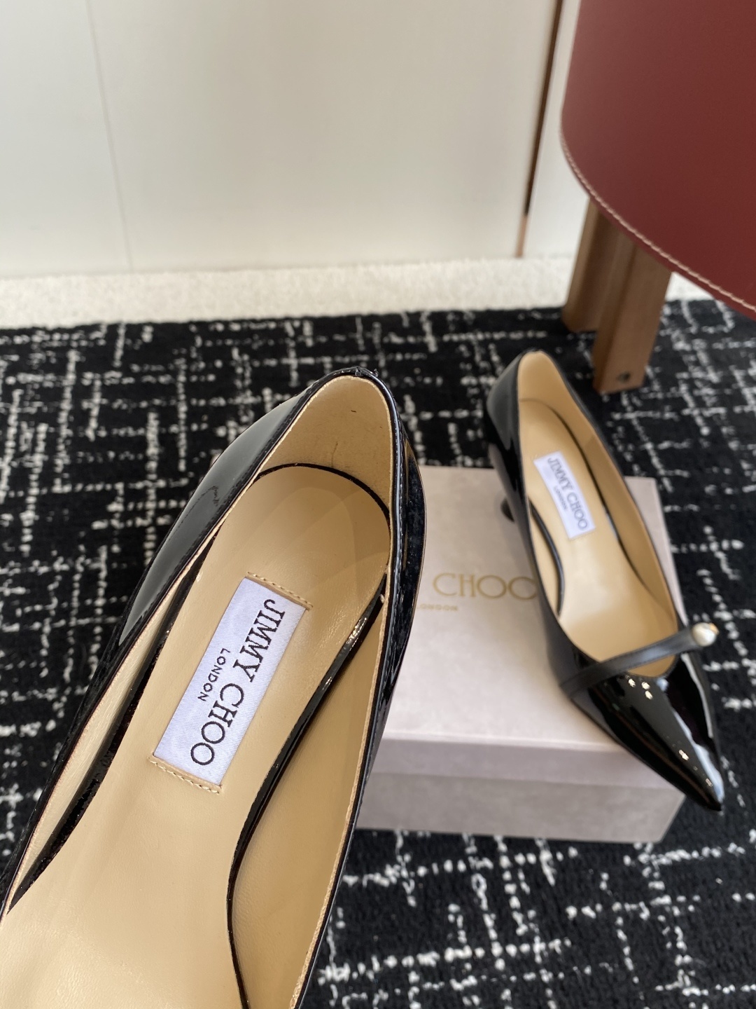 代购级
Jimmy Choo JC新款漆皮水晶珍珠系列单鞋
品质优越,优雅知性 低调不失华丽,性感又不