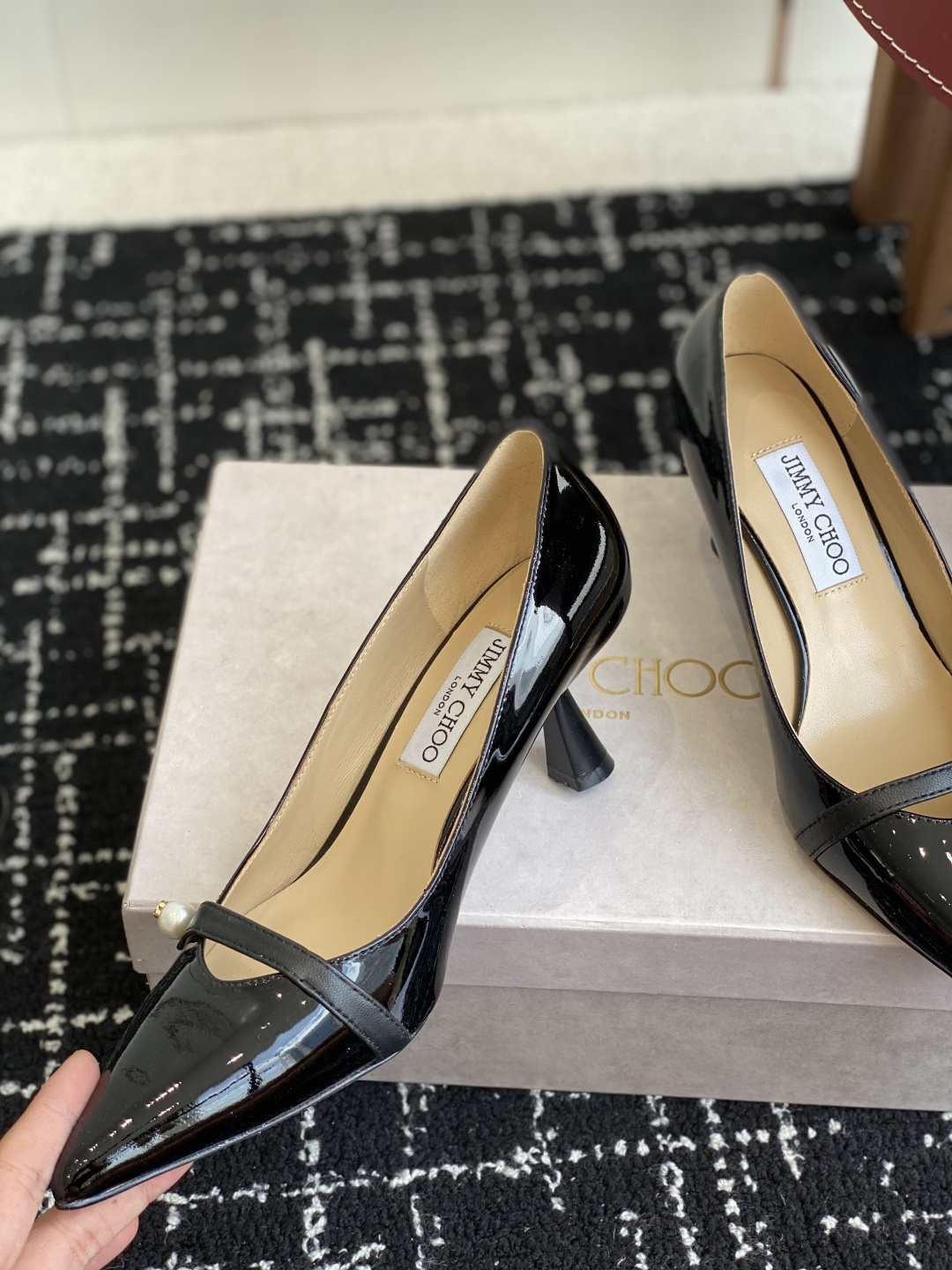 代购级
Jimmy Choo JC新款漆皮水晶珍珠系列单鞋
品质优越,优雅知性 低调不失华丽,性感又不