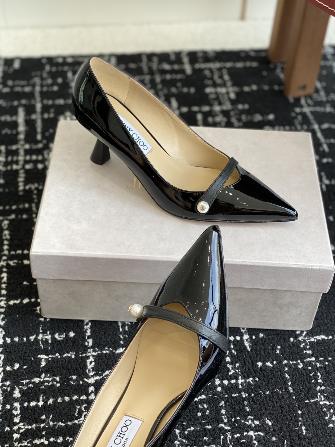 代购级
Jimmy Choo JC新款漆皮水晶珍珠系列单鞋
品质优越,优雅知性 低调不失华丽,性感又不