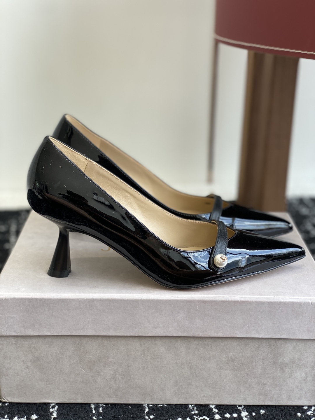 代购级
Jimmy Choo JC新款漆皮水晶珍珠系列单鞋
品质优越,优雅知性 低调不失华丽,性感又不