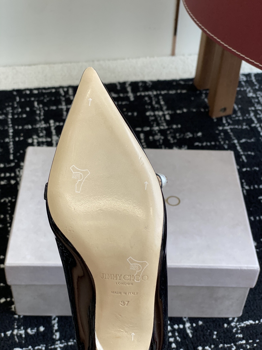 代购级
Jimmy Choo JC新款漆皮水晶珍珠系列单鞋
品质优越,优雅知性 低调不失华丽,性感又不