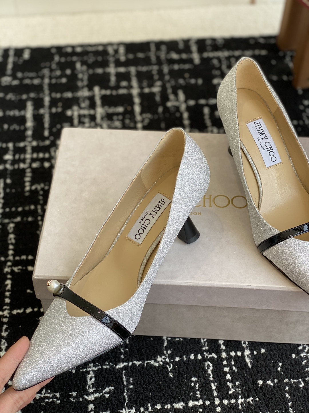 代购级
Jimmy Choo JC新款漆皮水晶珍珠系列单鞋
品质优越,优雅知性 低调不失华丽,性感又不