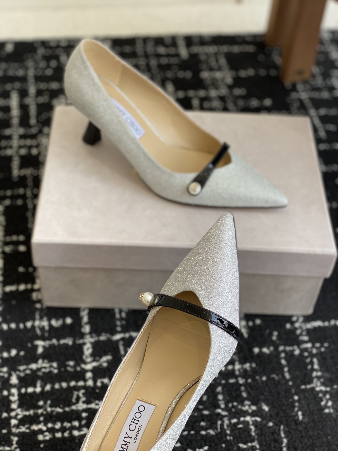 代购级
Jimmy Choo JC新款漆皮水晶珍珠系列单鞋
品质优越,优雅知性 低调不失华丽,性感又不