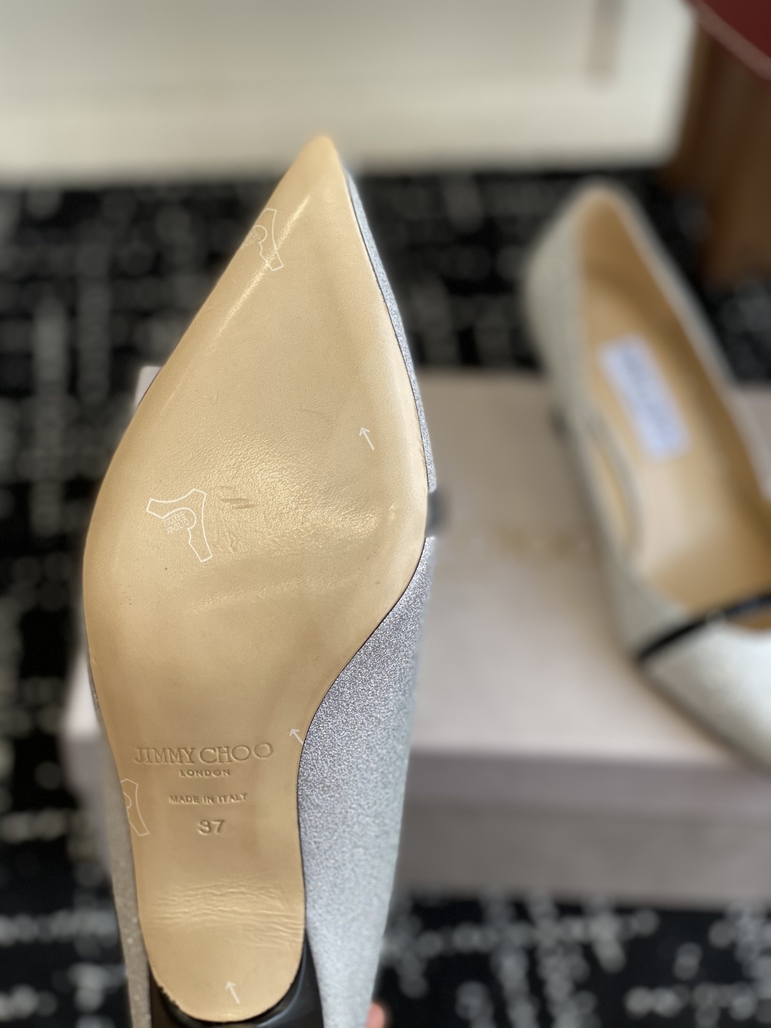 代购级
Jimmy Choo JC新款漆皮水晶珍珠系列单鞋
品质优越,优雅知性 低调不失华丽,性感又不