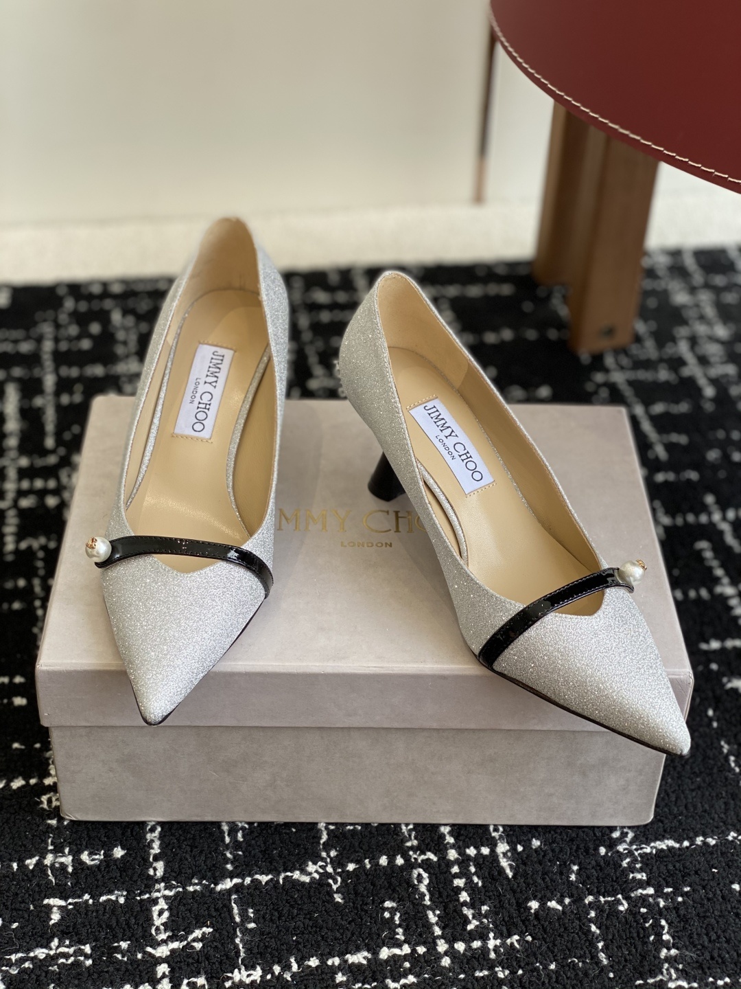 代购级
Jimmy Choo JC新款漆皮水晶珍珠系列单鞋
品质优越,优雅知性 低调不失华丽,性感又不