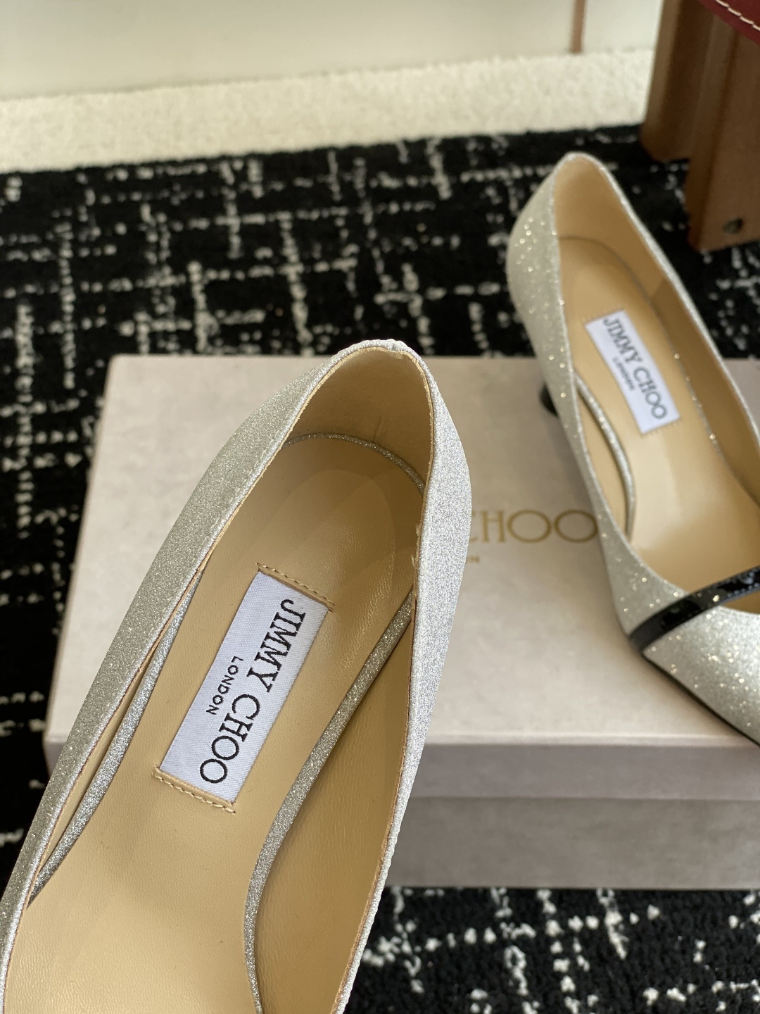 代购级
Jimmy Choo JC新款漆皮水晶珍珠系列单鞋
品质优越,优雅知性 低调不失华丽,性感又不