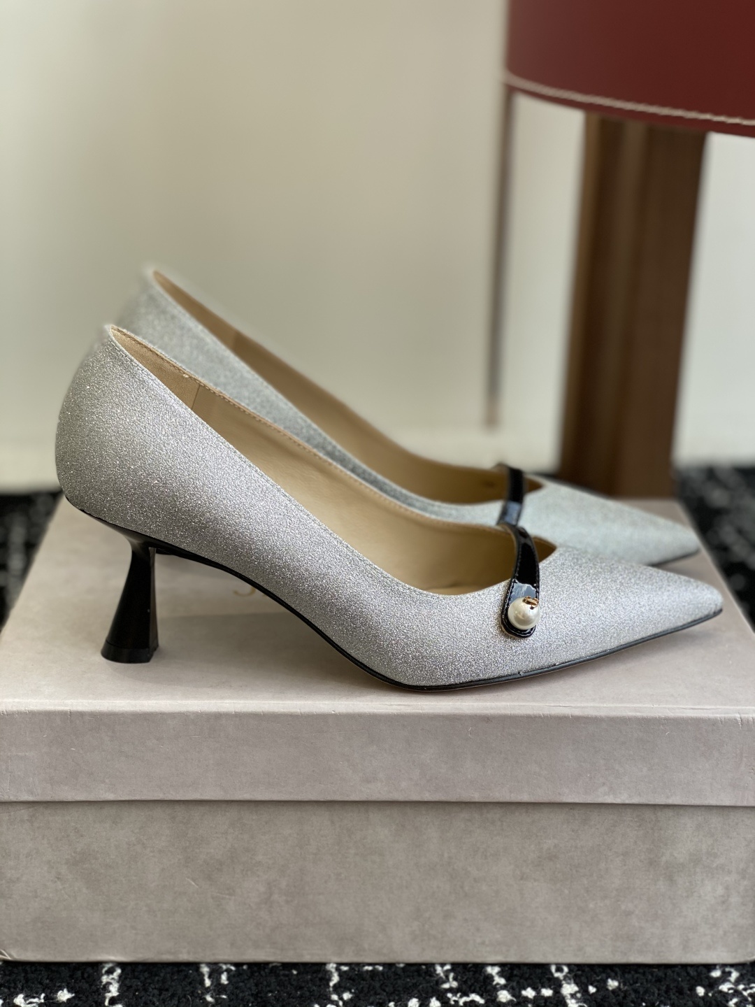 代购级
Jimmy Choo JC新款漆皮水晶珍珠系列单鞋
品质优越,优雅知性 低调不失华丽,性感又不
