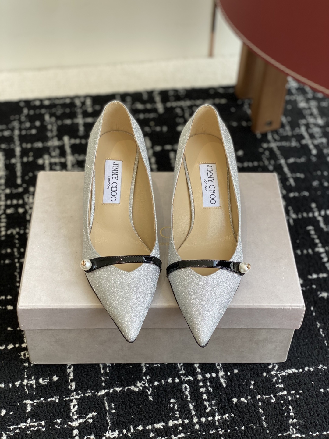 代购级
Jimmy Choo JC新款漆皮水晶珍珠系列单鞋
品质优越,优雅知性 低调不失华丽,性感又不