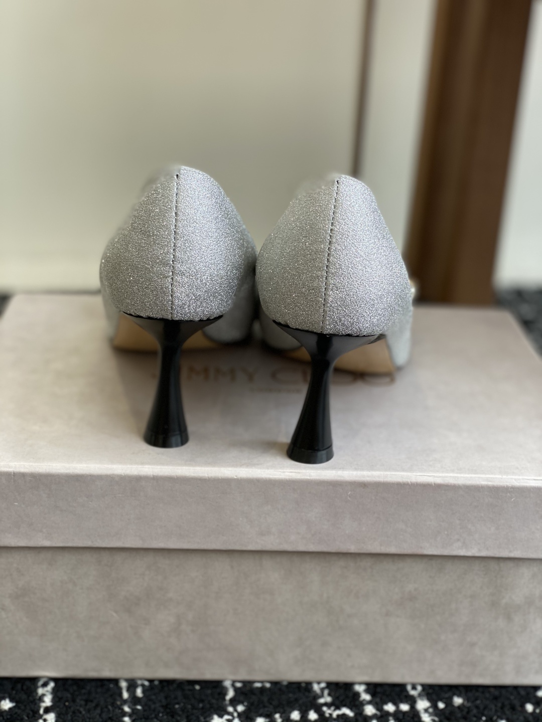 代购级
Jimmy Choo JC新款漆皮水晶珍珠系列单鞋
品质优越,优雅知性 低调不失华丽,性感又不