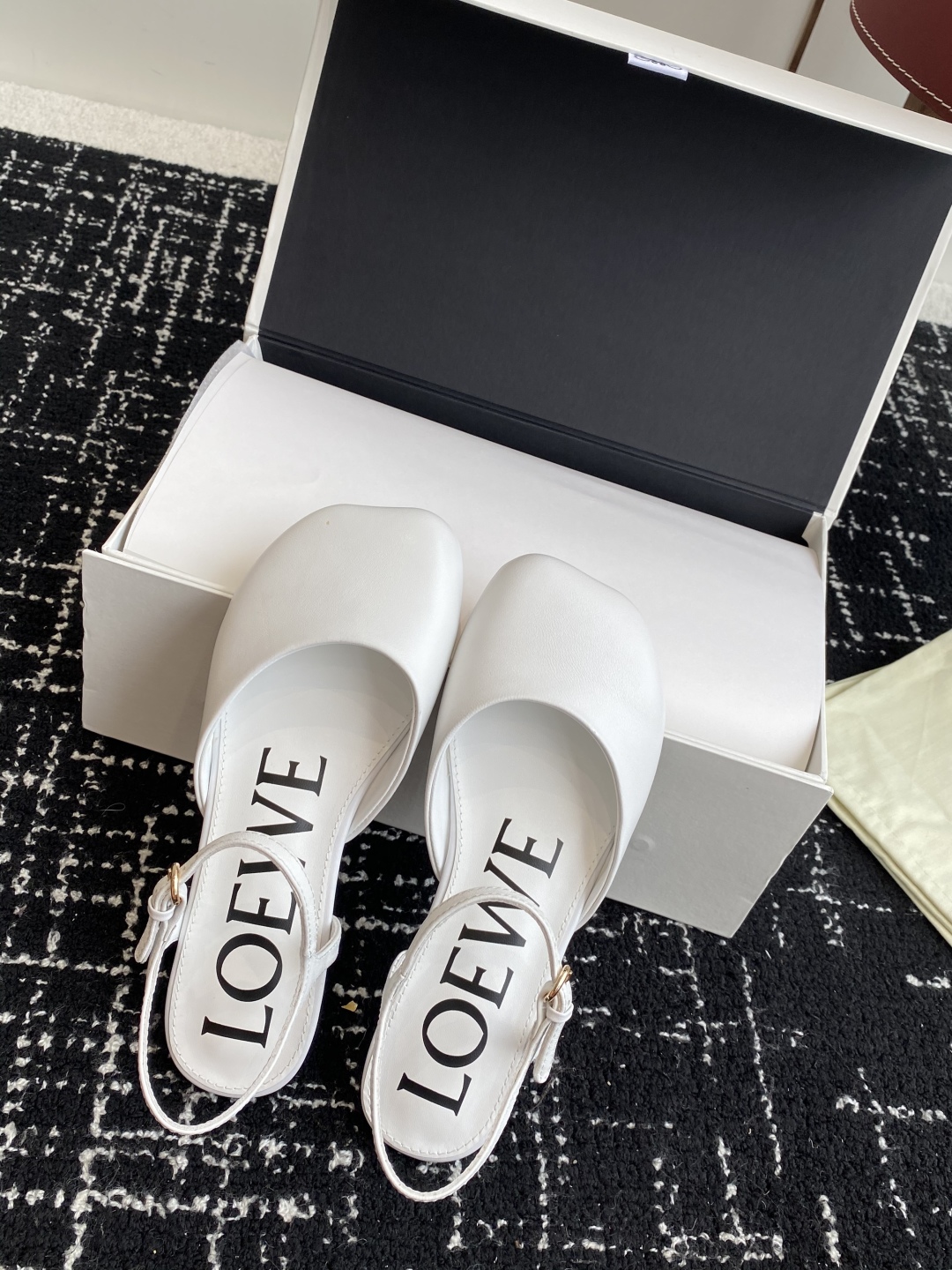 代购级
罗意威LOEWE2025春夏最新款时装凉鞋
 
 今年超火的品牌 好多明星网红时尚博主种草 喜欢
