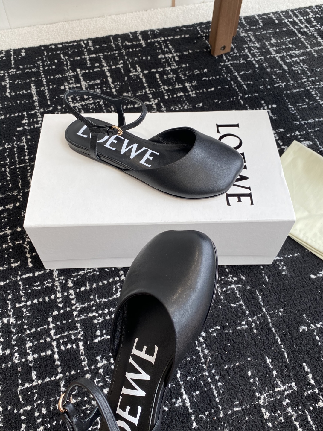 代购级
罗意威LOEWE2025春夏最新款时装凉鞋
 
 今年超火的品牌 好多明星网红时尚博主种草 喜欢