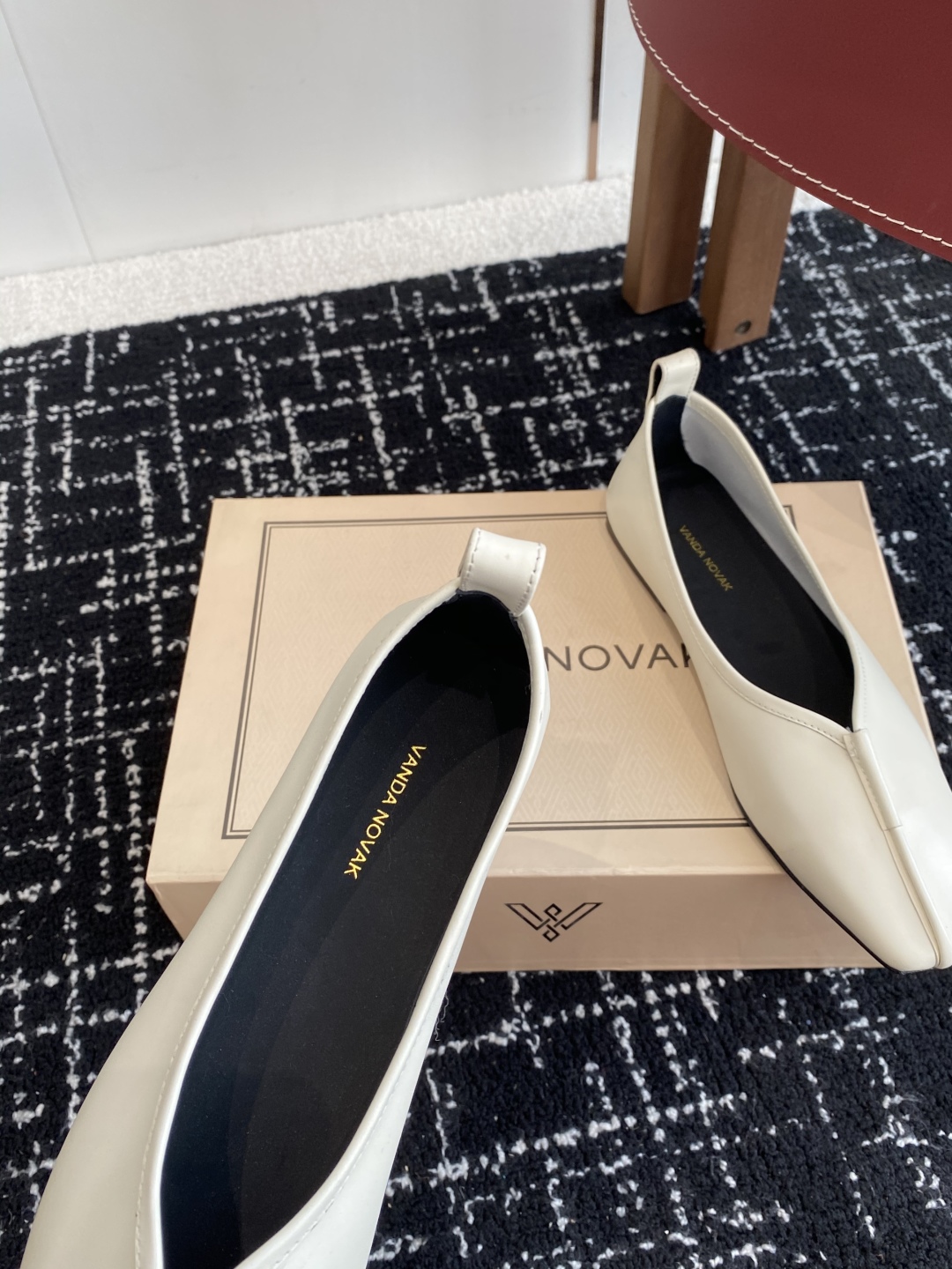 代购级
VANDA NOVAK来自意大利品牌  全网独家耗时3个月研发鞋跟独特设计酒杯重磅系列众多联手意