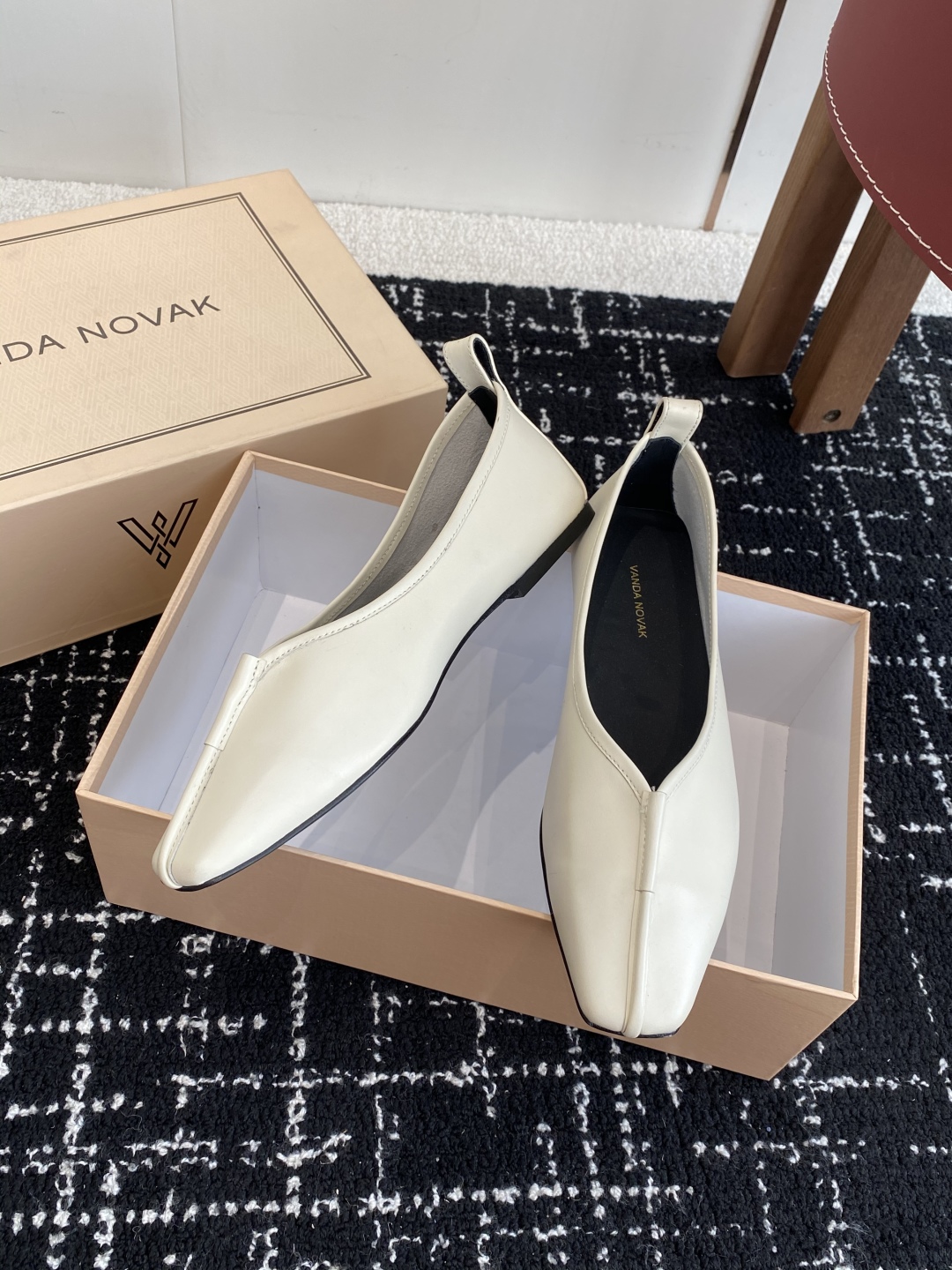 代购级
VANDA NOVAK来自意大利品牌  全网独家耗时3个月研发鞋跟独特设计酒杯重磅系列众多联手意