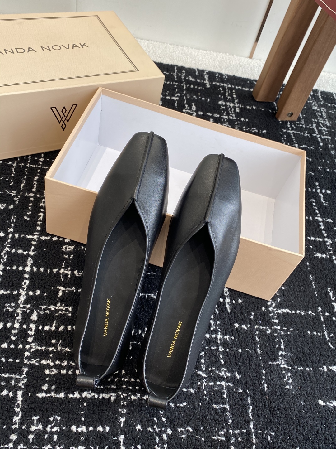 代购级
VANDA NOVAK来自意大利品牌  全网独家耗时3个月研发鞋跟独特设计酒杯重磅系列众多联手意