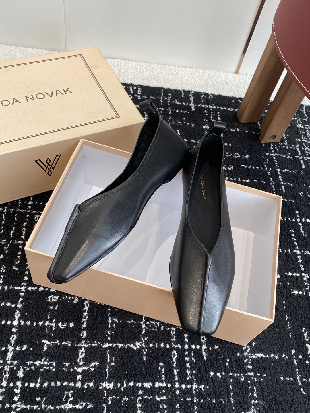代购级
VANDA NOVAK来自意大利品牌  全网独家耗时3个月研发鞋跟独特设计酒杯重磅系列众多联手意
