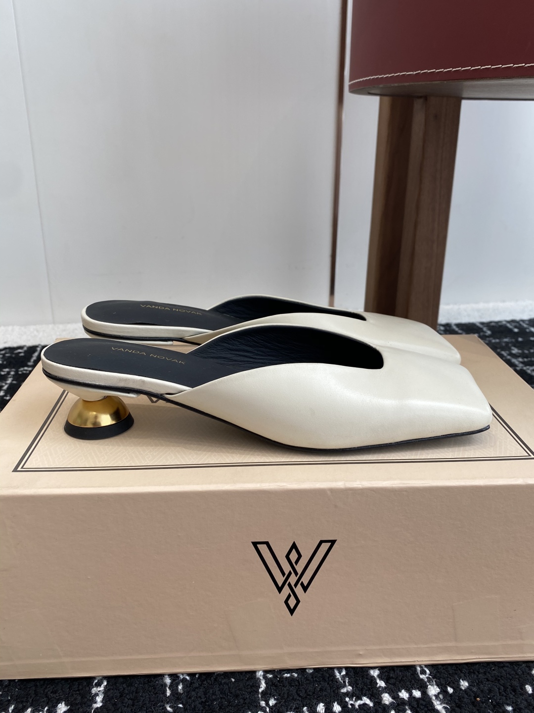 代购级
VANDA NOVAK来自意大利品牌方头拖鞋凉鞋
全网独家耗时3个月研发鞋跟独特设计重磅系列众多