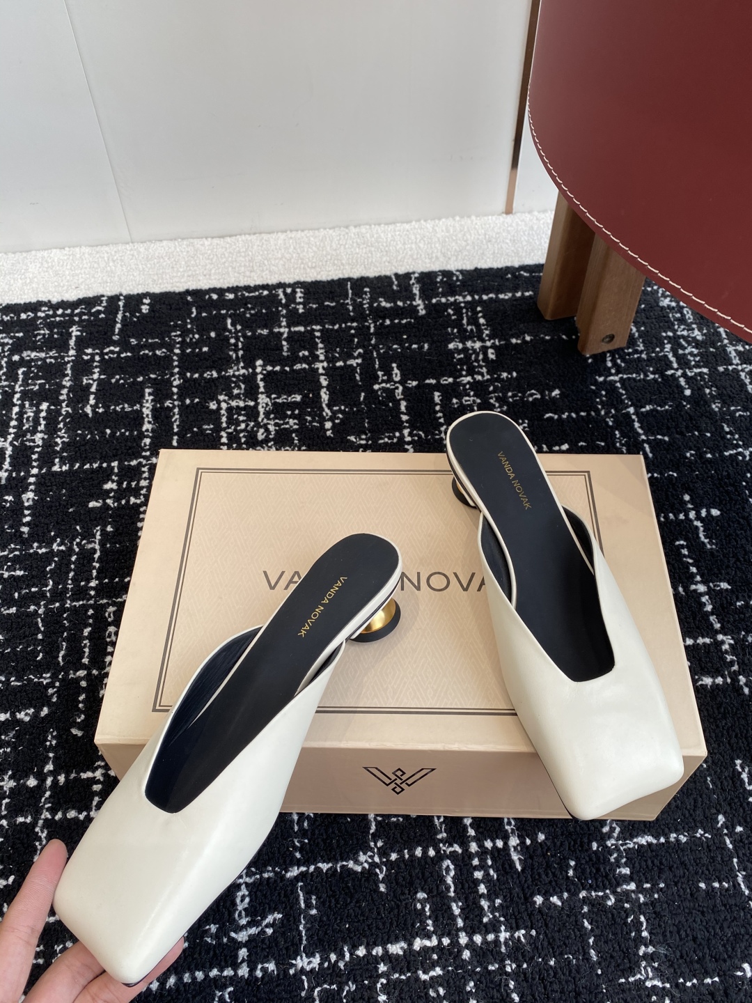 代购级
VANDA NOVAK来自意大利品牌方头拖鞋凉鞋
全网独家耗时3个月研发鞋跟独特设计重磅系列众多
