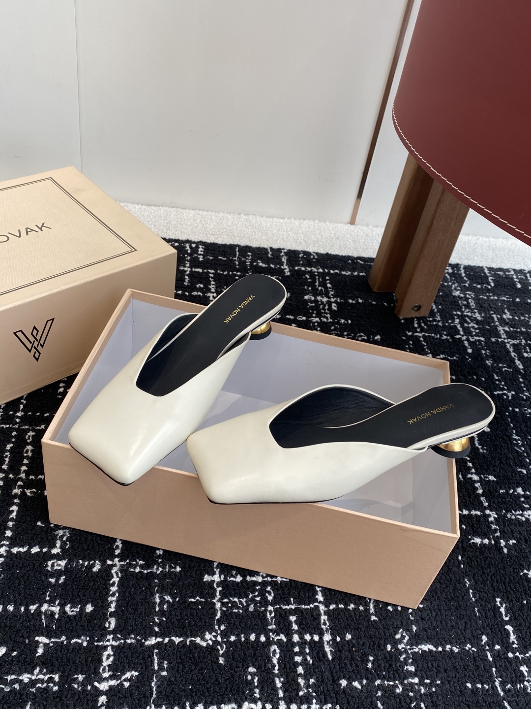 代购级
VANDA NOVAK来自意大利品牌方头拖鞋凉鞋
全网独家耗时3个月研发鞋跟独特设计重磅系列众多