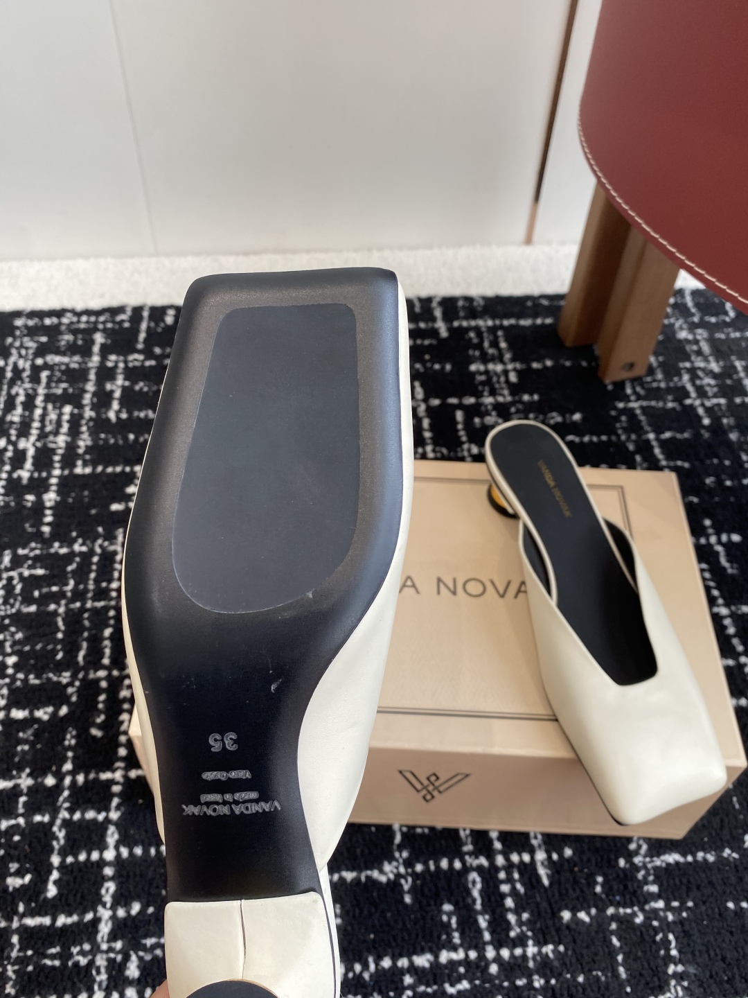 代购级
VANDA NOVAK来自意大利品牌方头拖鞋凉鞋
全网独家耗时3个月研发鞋跟独特设计重磅系列众多
