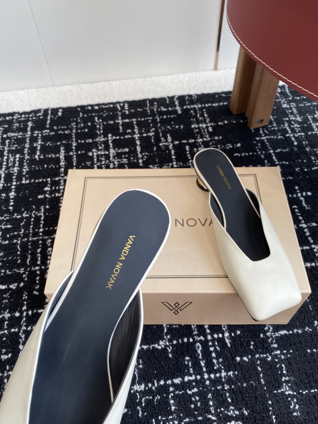 代购级
VANDA NOVAK来自意大利品牌方头拖鞋凉鞋
全网独家耗时3个月研发鞋跟独特设计重磅系列众多