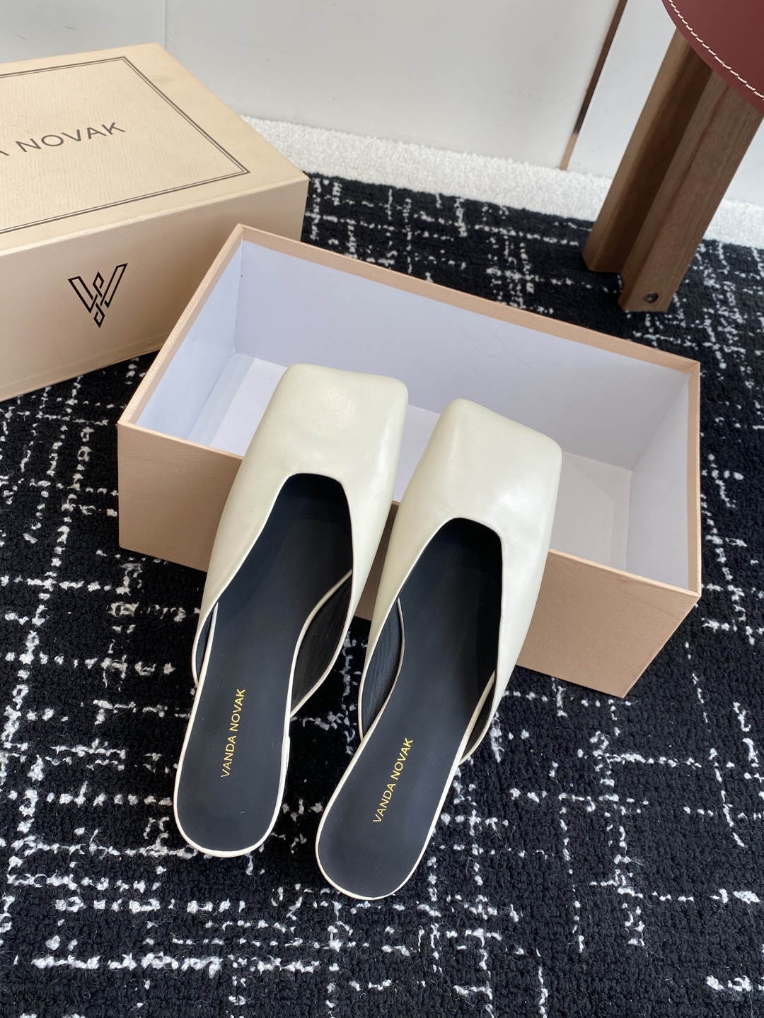 代购级
VANDA NOVAK来自意大利品牌方头拖鞋凉鞋
全网独家耗时3个月研发鞋跟独特设计重磅系列众多