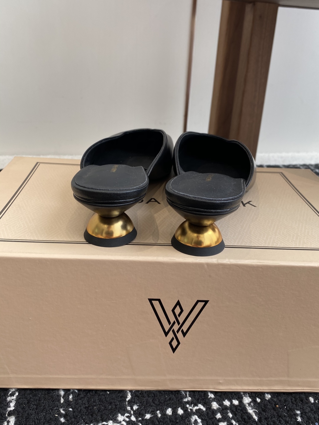 代购级
VANDA NOVAK来自意大利品牌方头拖鞋凉鞋
全网独家耗时3个月研发鞋跟独特设计重磅系列众多