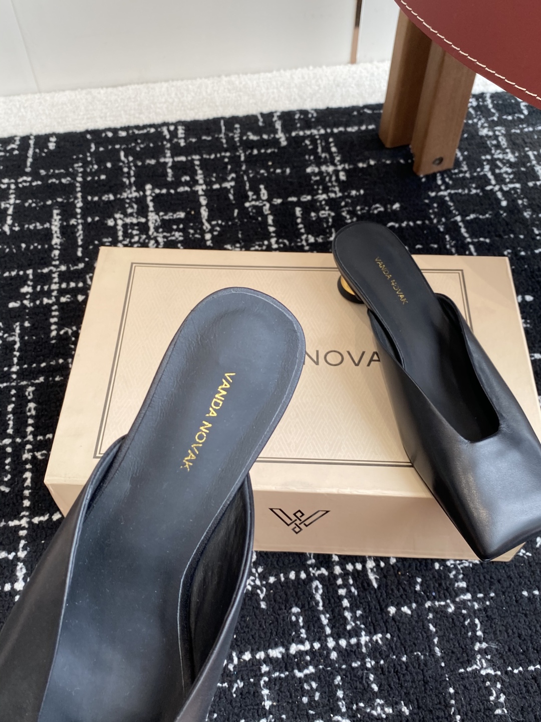 代购级
VANDA NOVAK来自意大利品牌方头拖鞋凉鞋
全网独家耗时3个月研发鞋跟独特设计重磅系列众多