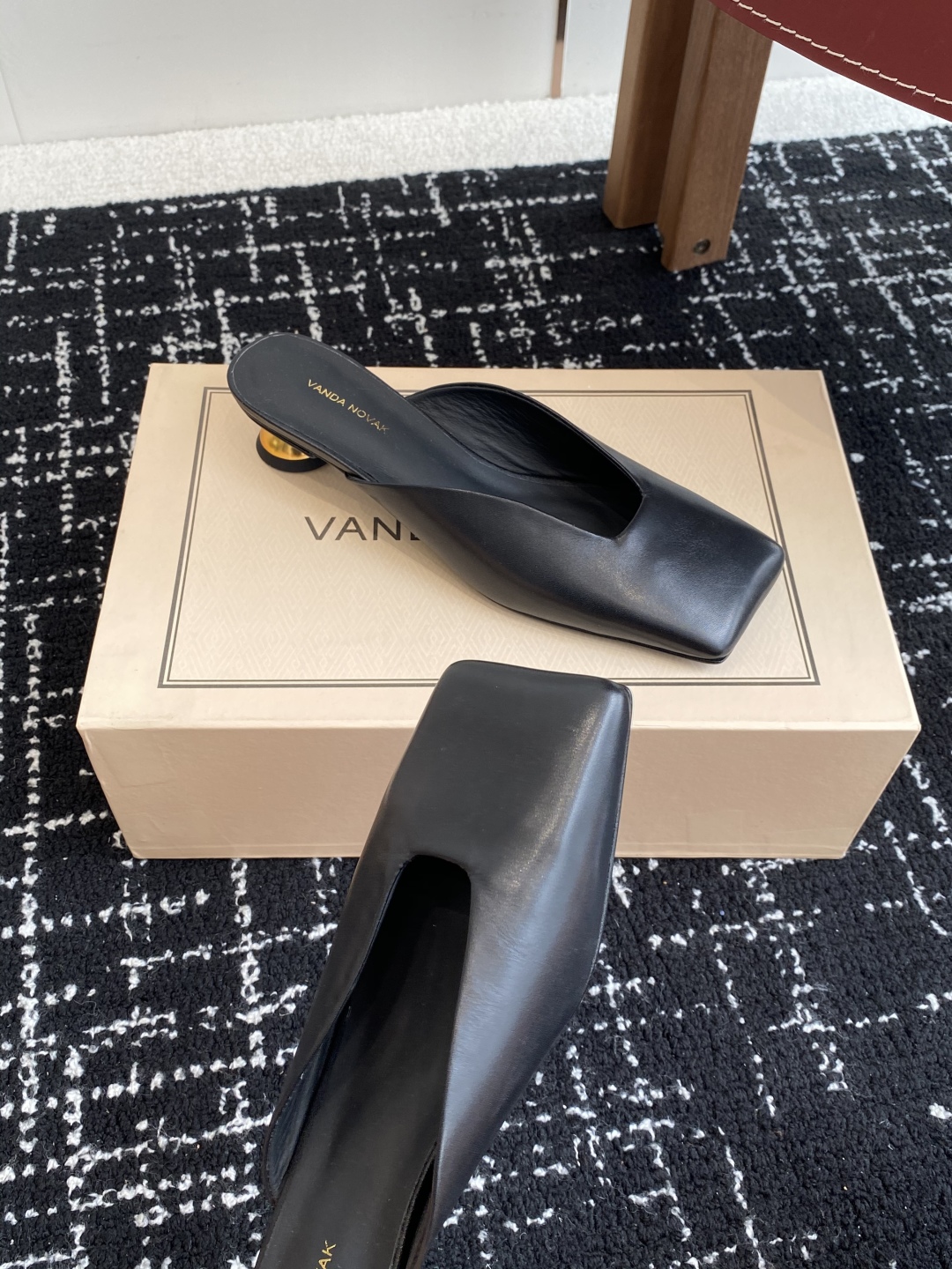 代购级
VANDA NOVAK来自意大利品牌方头拖鞋凉鞋
全网独家耗时3个月研发鞋跟独特设计重磅系列众多