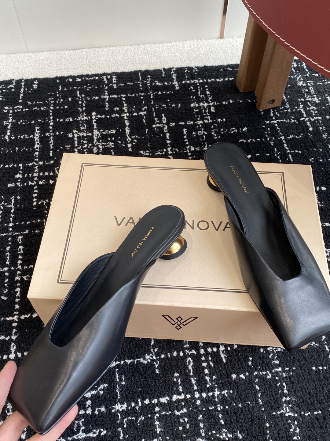 代购级
VANDA NOVAK来自意大利品牌方头拖鞋凉鞋
全网独家耗时3个月研发鞋跟独特设计重磅系列众多