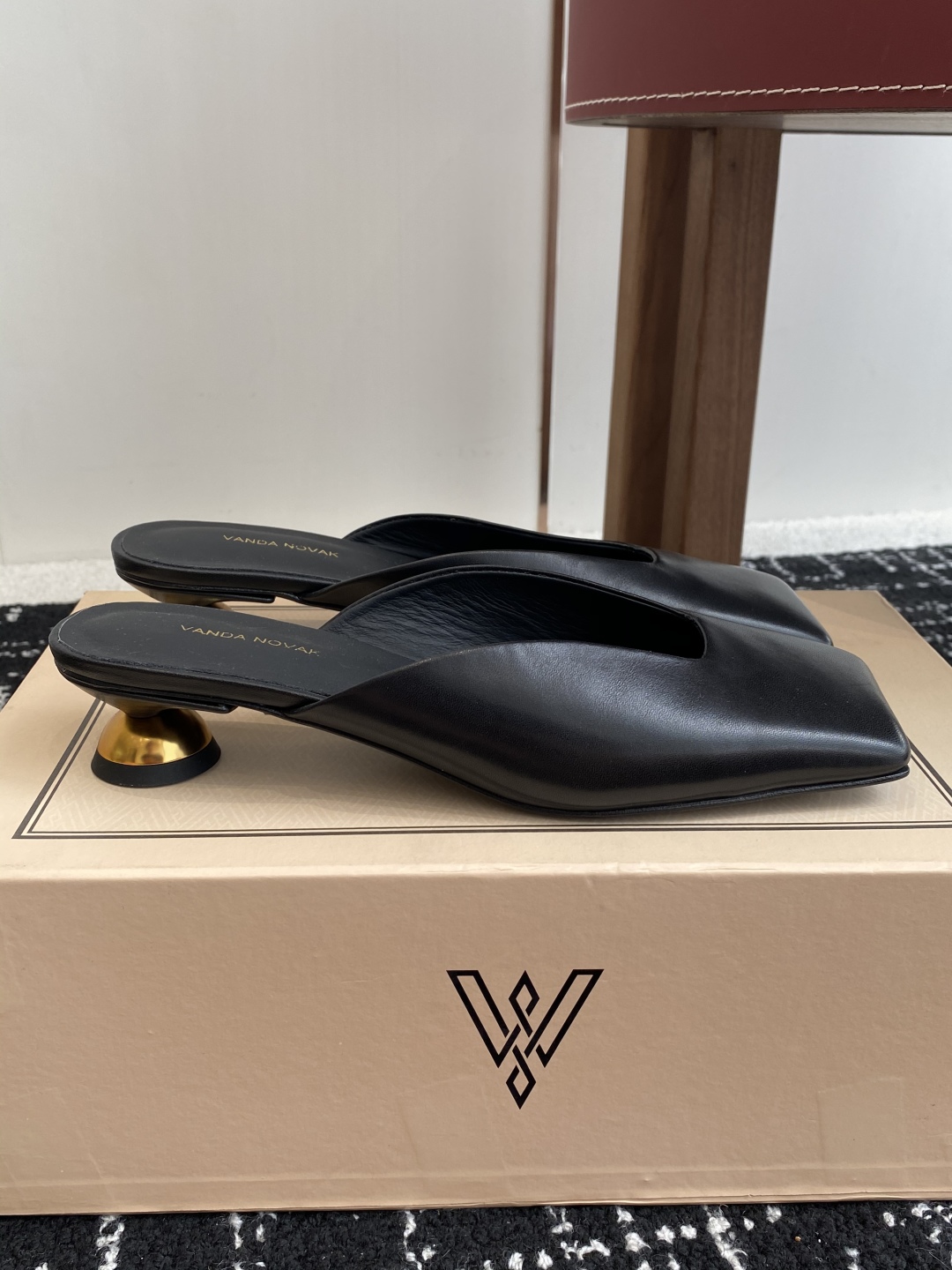 代购级
VANDA NOVAK来自意大利品牌方头拖鞋凉鞋
全网独家耗时3个月研发鞋跟独特设计重磅系列众多